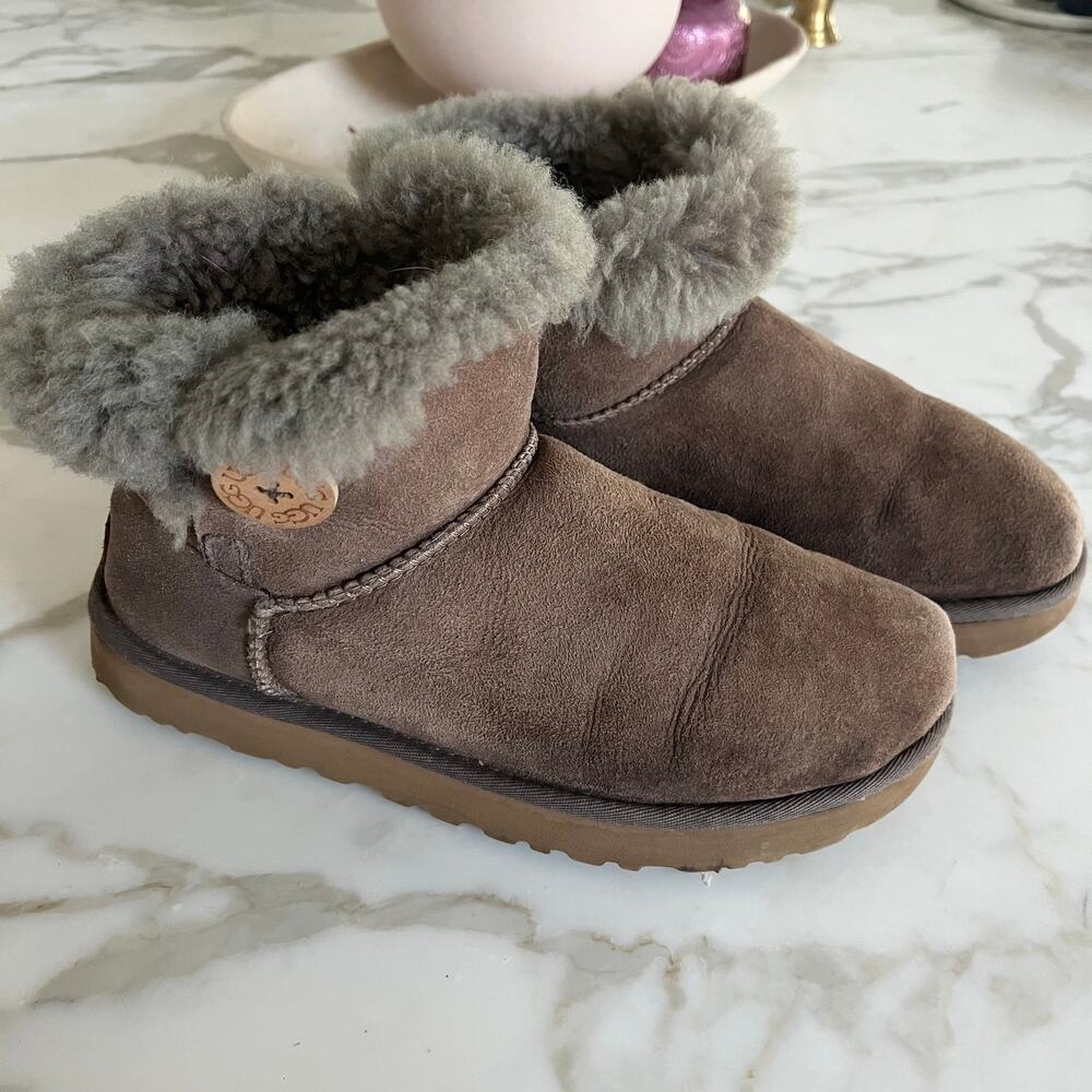 Men's special edition UGG australia button detail boots